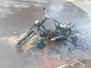 Motocicleta se incendió en pleno centro de Coronel Bogado