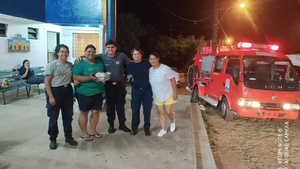 Crónica / Dos familias de Emboscada pasaron el Año Nuevo ¡con los bomberos!