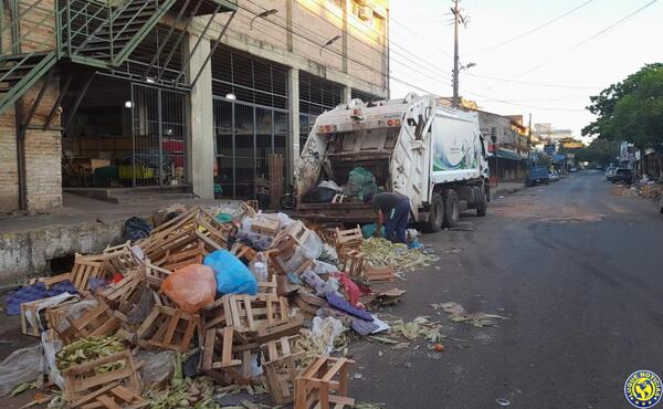 Limpieza en Luque tras fiesta de Año Nuevo •