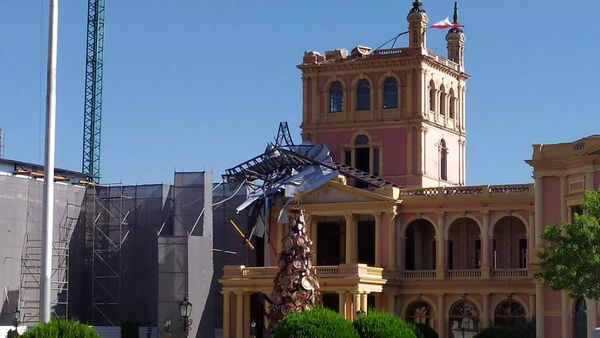 Retiro de chapas deja ver los daños que sufrió el histórico Palacio de López
