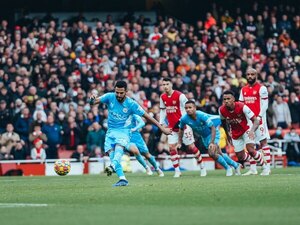 Manchester City extiende su racha con una sufrida victoria ante el Arsenal