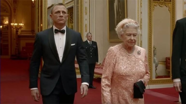 Diario HOY | Actor Daniel Craig y director médico de Inglaterra, condecorados por Isabel II