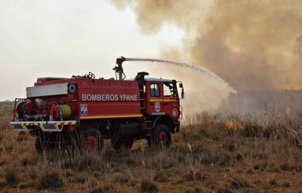 Crónica / Feroz incendio forestal sobre ruta que une Acceso Sur con Nueva Italia