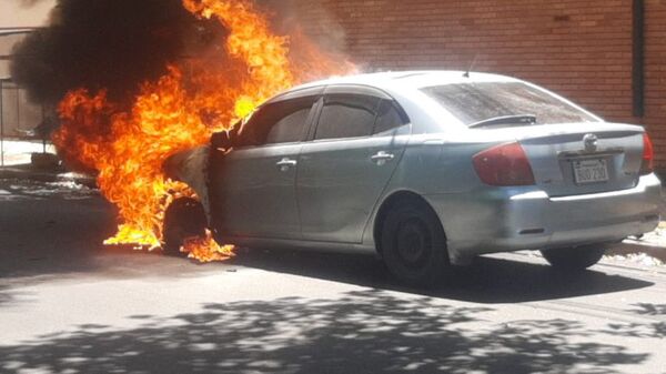Vehículo se incendia en plena calle del barrio Recoleta - Nacionales - ABC Color