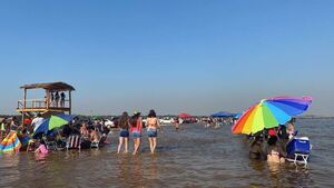 Miles de personas visitaron la playa Kuarahy Reike en Itá Corá - Nacionales - ABC Color