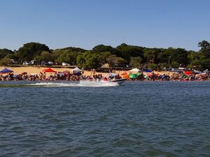 Una multitud acude a playa de Corateí para aplacar el calor  - Nacionales - ABC Color