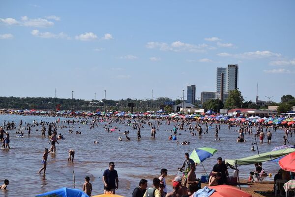 Turistas y lugareños recibieron el 2022 a disfrutando del río Paraná - Nacionales - ABC Color