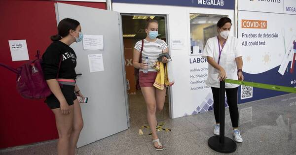 La Nación / Por ómicron y mal clima cancelan más de 2.500 vuelos en EEUU