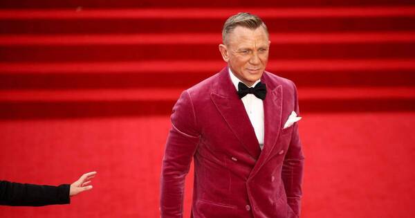 La Nación / Reina Isabel II condecoró al actor británico Daniel Craig