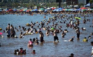 Veraneantes invadieron las playas para aplacar el intenso calor del Año Nuevo - Nacionales - ABC Color