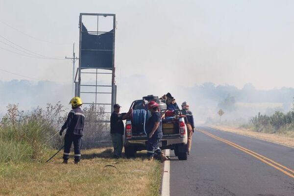 Sofocaron el incendio forestal en Villeta mientras continua ardua labor en Nueva Italia