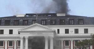 La Nación / Parlamento de Sudáfrica se incendia
