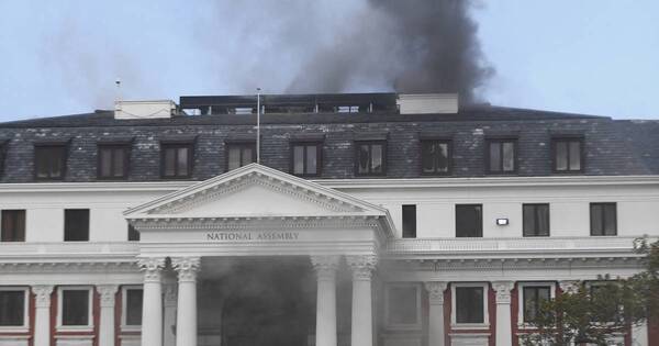 La Nación / Parlamento de Sudáfrica se incendia