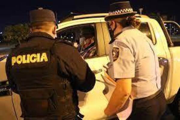 Crónica / Polis intervienen farra familiar y terminaron molidos a golpes