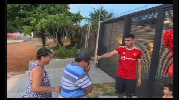 Pelotero regaló una casa a sus padres para iniciar el 2022