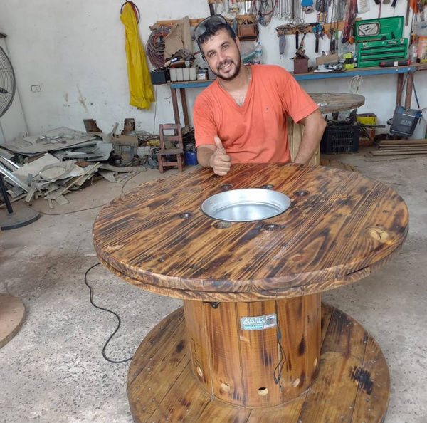 Crónica / (VIDEO) ¡Bien Maikiii! Inventó mesa de carretel con radio y champañera que ¡congela!