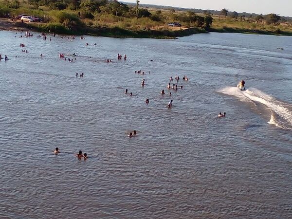 Veraneantes disfrutan de la playa del río Jejuí en San Pablo - Nacionales - ABC Color