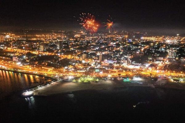 Encarnación celebra los primeros días del año con fuegos artificiales, shows y miles de turistas - Nacionales - ABC Color