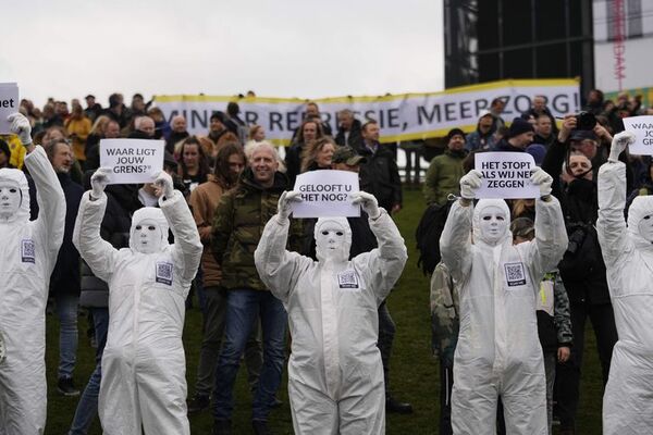 Choques con la policía en Ámsterdam, en protestas contra las restricciones - Mundo - ABC Color