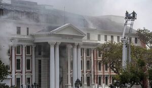 Detienen a un sospechoso por el fuego aún activo en el Parlamento sudafricano - Mundo - ABC Color