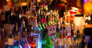 La Nación / Arrojan en un canal de Afganistán unos 3.000 litros de bebidas alcohólicas de contrabando