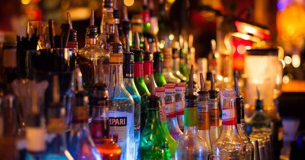 La Nación / Arrojan en un canal de Afganistán unos 3.000 litros de bebidas alcohólicas de contrabando