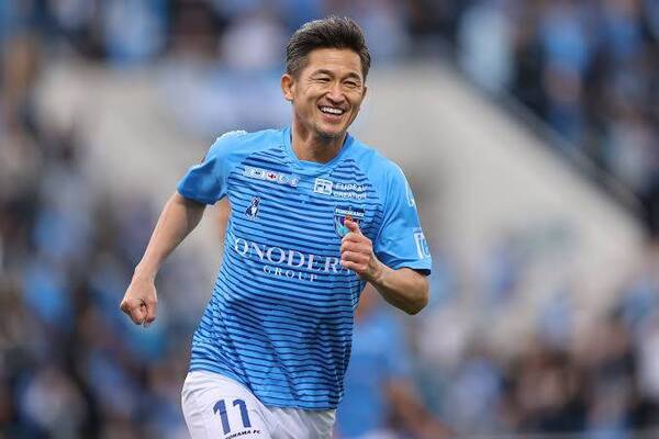Crónica / Crack japonés seguirá chutando ¡a sus 55 años!