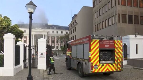 Se incendia el edificio del Parlamento de Sudáfrica