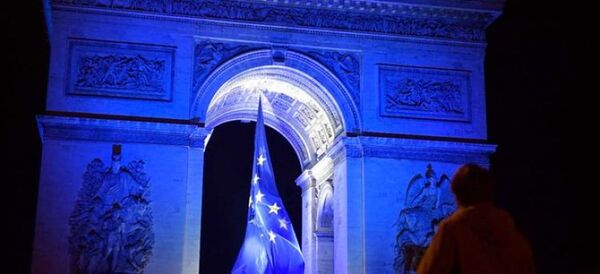 Francia retira bandera de la EU del Arco del Triunfo tras críticas de la derecha