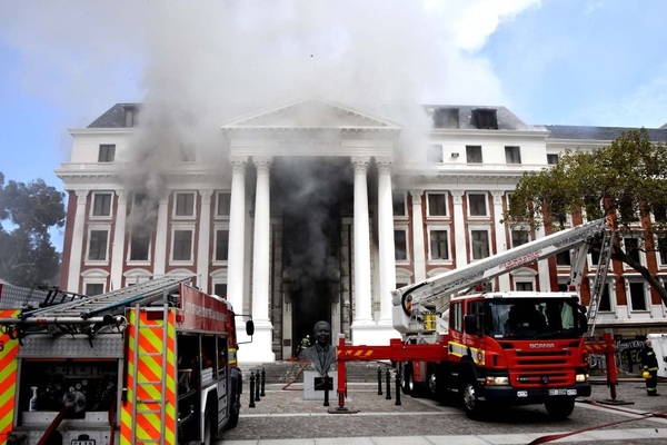 Cae parte del techo del Parlamento sudafricano a consecuencia de un gran incendio - Megacadena — Últimas Noticias de Paraguay