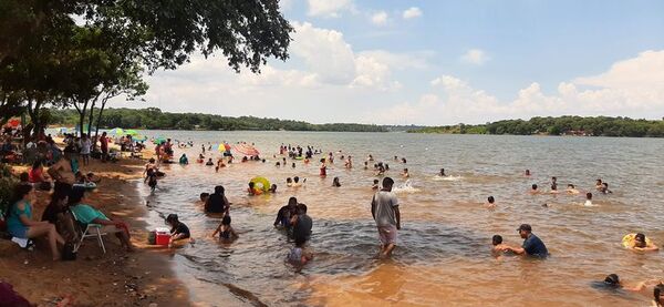 Esteños buscan escapar del calor en aguas del Acaray - ABC en el Este - ABC Color