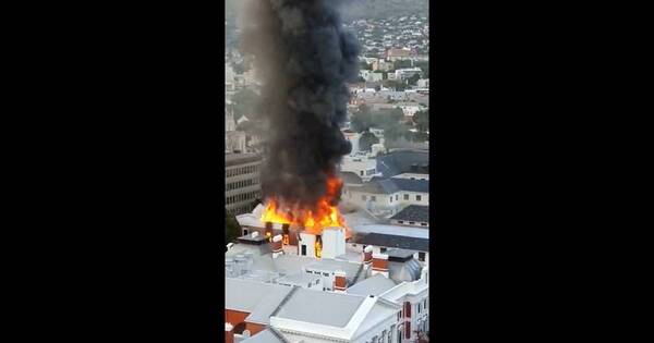 La Nación / Sudáfrica: detienen a sospechoso en el interior del parlamento incendiado