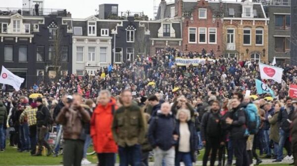 Miles de personas se manifestaron en contra de las medidas de confinamiento en Ámsterdam