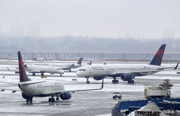 Aerolíneas cancelan unos 5.000 vuelos en EEUU en primer fin de semana del año - Mundo - ABC Color
