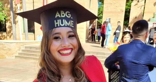 La Nación / La niña que exigía libros al Gobierno se graduó como abogada y sueña con ser presidenta del país