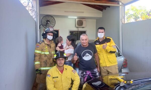 Rescatan a niña que quedó atrapada en auto