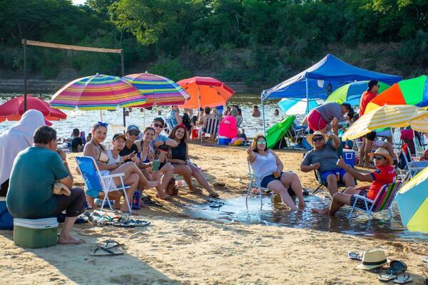 Miles de turistas ingresaron a la playa municipal Paraíso de Villa Florida pero sin considerar el protocolo sanitario  - Nacionales - ABC Color