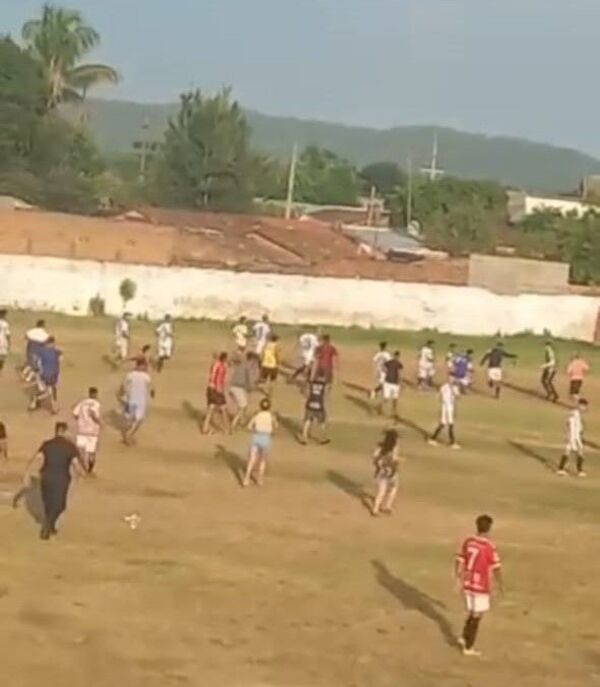 Batalla campal deja unos seis jugadores heridos en Carapeguá - Nacionales - ABC Color