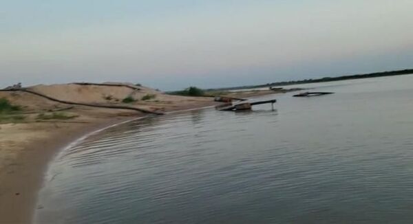 Joven se refrescaba en el río con su familia, y en minutos desapareció bajo las aguas - Nacionales - ABC Color