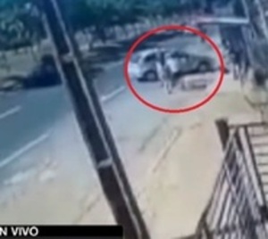 Hombre ataca a su expareja en plena parada de buses - Paraguay.com
