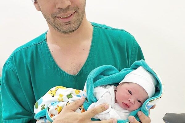 Una niña fue la primera en nacer en el Hospital Los Ángeles en el 2022