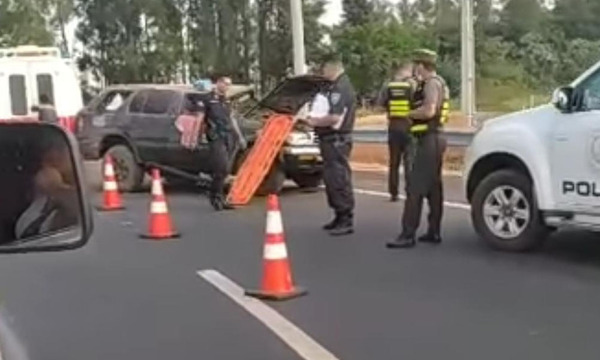 Aparatoso vuelco en la rotonda de San José de los Arroyos - OviedoPress