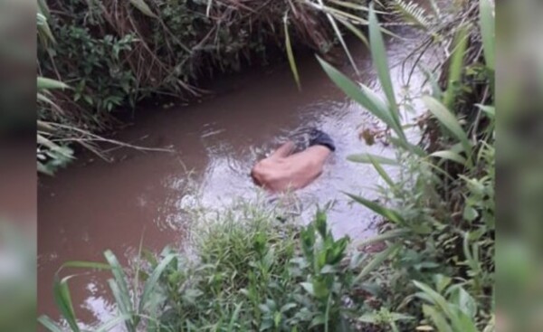 Se ahogó en un arroyo mientras sacaba agua para su vivienda
