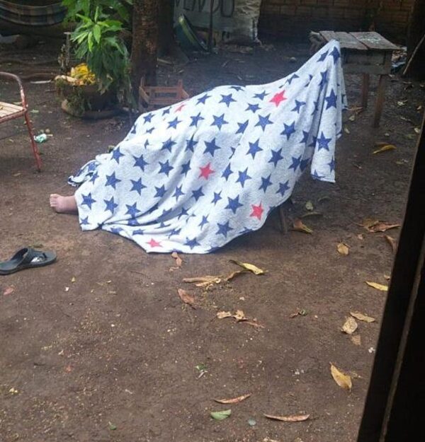 Murió sentado en su patio
