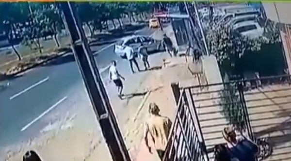 Personas en un parada auxiliaron a una mujer que fue agredida por su expareja en la vía pública