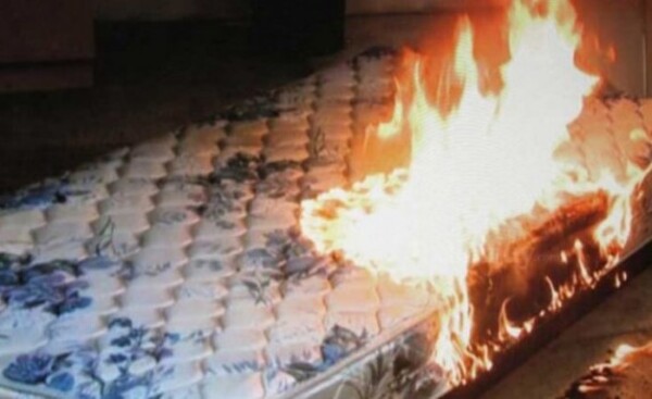 Discutió con su pareja e incendió una habitación de la casa