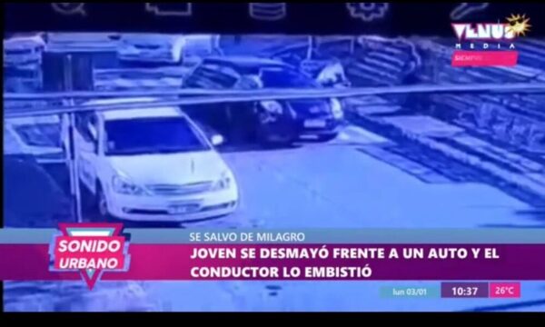 Joven se desmayó frente a un auto y el conductor lo embistió