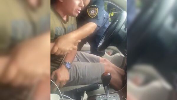 Policías agreden a conductor por bocinar frente a cementerio