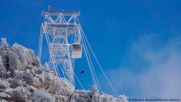 Rescatan a 21 personas atascadas toda una noche en gélidos vagones de teleférico