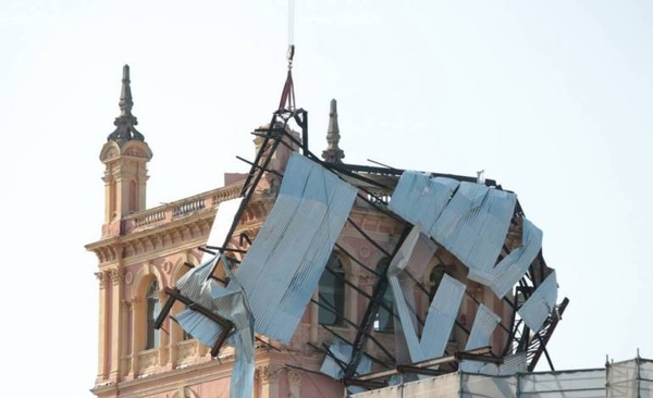 Diario HOY | Removieron estructura que había colapsado en el Palacio de López